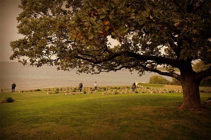 Anzak Koyu, kıyı şeridinde yer alan yabancı mezarlar sonunda Anzak Koyu tabelasından sonra ilerlediğiniz de burada Anzak Mezarlığı yer almaktadır.