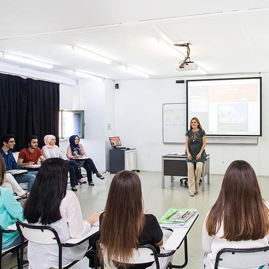 İngilizce Hazırlık Programı İstanbul Bilgi Üniversitesi nin eğitim-öğretim dili İngilizce olan programlarındaki öğrencilerin dersleri takip edebilmesi için İngilizce bilgilerinin belirli bir seviyede