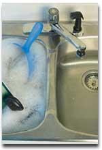 3. MUTFAKLARDA SU TÜKETİMİ Mutfakta tüketilen su miktarı, evde tüketilen toplam suyun %10'unu oluşturmaktadır. Bulaşıkları elinizle yıkarken önce kaba kiri fırça ile çıkartınız.