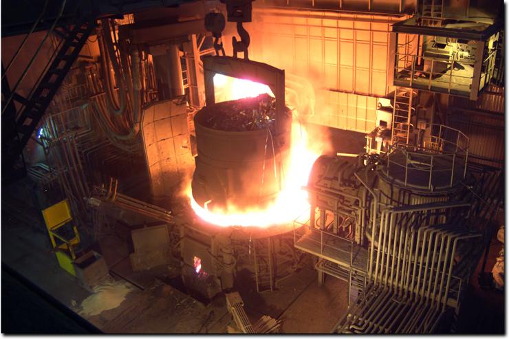 Hurda gibi demir içeren malzemelerin doğrudan doğruya ergitilmesi, modern çelik üretiminde, önemli bir rolü bulunan elektrik ark fırınlarında (EAF) yapılmaktadır