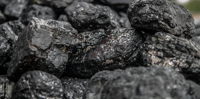 Kömür Kömür, diğer kayaçlardan oldukça farklıdır. Kireçtaşı ve çörtten farklı olarak bu, organik maddeden oluşmuştur.