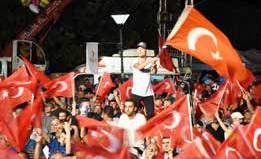 Demokrasi ve Milli Birlik Günü dolayısıyla demokrasi nöbetini sürdürdü. Binlerce İzmirli nin katıldığı etkinlikte yoğun güvenlik önlemleri alındı.
