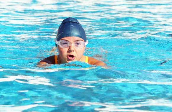 Bayraklı nın özel sporcusu Kelebek te Türkiye de rakibi yok İrem in hedefi madalya Bayraklı Belediyesi nin 2013 yılında açtığı yaz kursunda yüzmeyle tanışan down sendromlu İrem Öztekin (16), kısa