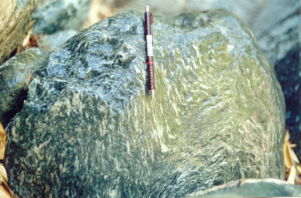 Formasyonun üst seviyelerine doğru ve özellikle Babadağ Mermeri altında kuvarsşist ve gözlü gnayslarda görülmektedir (Şekil 2.12).