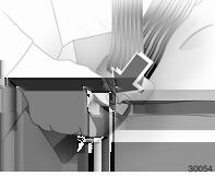 48 Koltuklar, Güvenlik Sistemleri Emniyet kemerinin çıkarılması Yükseklik ayarı, emniyet kemeri omuz üzerinden geçerek omuza yerleşecek şekilde yapılmalıdır.