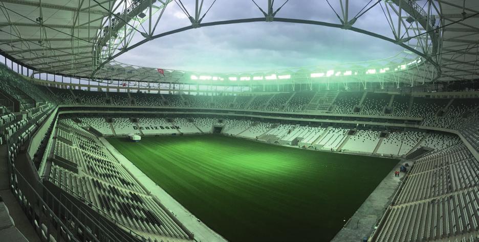 karşılayabilmesi ve koltuk kapasitesinin 43.500'e çıkarılması için stadyumu yıkmaya ve doğrudan İstanbul Boğazı'na karşı yeni bir stadyum inşa etmeye karar verdi.