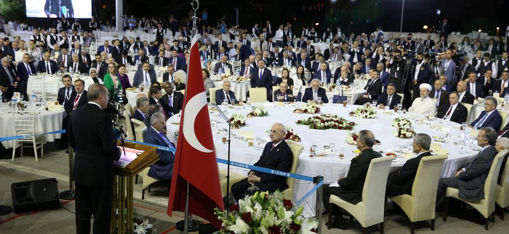Cumhurbaşkanı Erdoğan, TBMM de eski ve yeni milletvekilleri ile iftar yemeğinde bir araya geldi Haziran 15, 2017-12:10:00 Cumhurbaşkanı Recep Tayyip Erdoğan, Meclis tören alanında, TBMM Başkanı