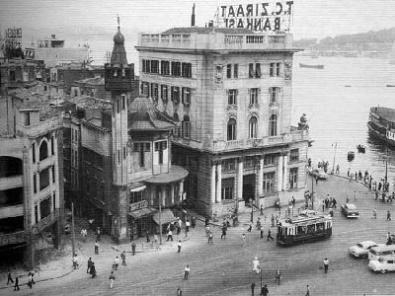 Karaköy'de kıyıda, Galata Köprüsü ne bakan Ziraat Bankası nın (bir zamanlar Avusturya Bankası) hemen arkasında yer alan, fotoğraftaki bu küçücük şirin ve zarif cami, 1958 de DP döneminde Menderes