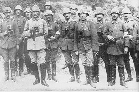 Gelibolu, Çanakkale-1915 Askerlere seslenen Yarbay Mustafa Kemal olayı şu şekilde dile getirmiştir: -Niçin kaçıyorsunuz? -Efendim düşman, -Nerede? -İşte diye 261 rakımlı tepeyi gösterdiler.