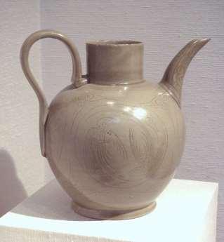 Resim 5: Yue ware stoneware, 10. yüzyıl 8. ve 9. yüzyıllar boyunca formlarda saman rengi sır elde etmek amacıyla kül sırları demir içeren bir astarın üstüne uygulanmıştır (Genç, 2013:126).