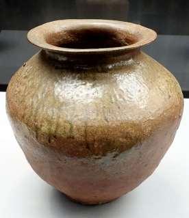 8. ve 9. yüzyıllarda Sanage dağlık bölgesinde şık, yuvarlak, uzun boyunlu vazolar üretilmiştir. Heian dönemi sonlarında ( 794-1185 ) Sanage çömlekçileri batıya Seto yakınlarına göç etmişlerdir.