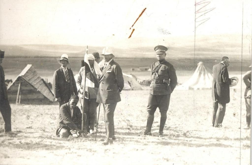 1920 lerde Ankara Atatürk Orman Çiftliğinde tarım için sondaj çalışmaları Yabancı devletler kadar kendi toplumuna da yeni rejimi ve anlayışı tanıtmak ve kabullendirmek için zaman içinde simge yönü