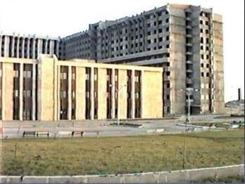 Edirne de 1984 yılı 10 Ocak 1984: Tıp Fakültesi Hastanesi nin inşaatında B blok tamamlandı. Dekanlık, Morfoloji ve Fizyoloji Anabilim Dalları taşındı. 1983/84 ders yılı 2.