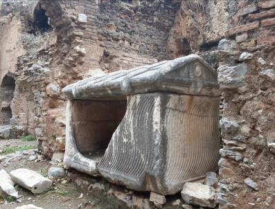 Fotoğraf 26: Efes Antik Kenti Üst Kapı Güney Cephesi Mezarlık