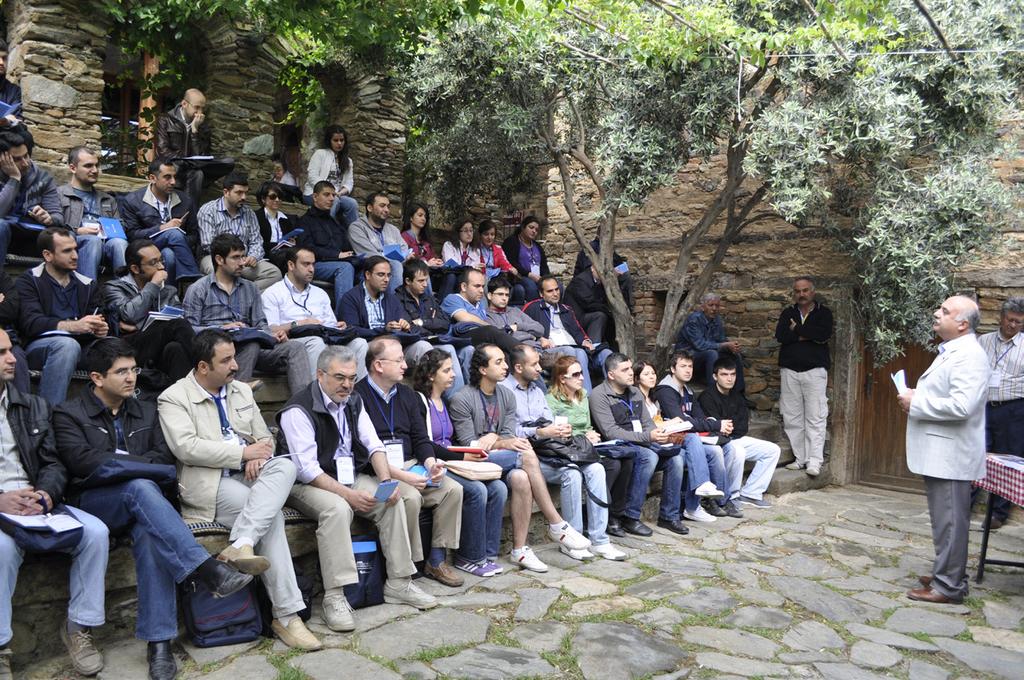 EMO Üyesi Akademisyenler Kampta Buluştu Odamızın akademisyen üyelerine yönelik ilk kez düzenlediği Akademik Kamp, 17-20 Mayıs 2012 tarihleri arasında Nesin Vakfı`nın İzmir Şirince de bulunan