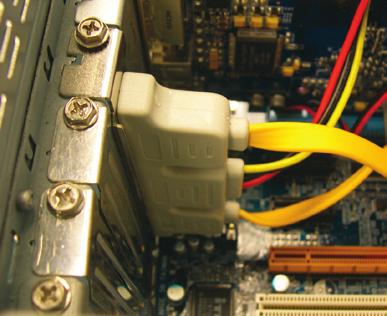 SATA bağlantı ayağını monte etmek için aşağıdaki adımları izleyin: Adım 1: Boş bir PCI yuvası b u