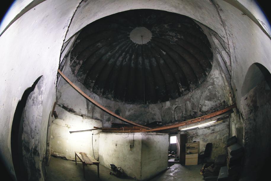 Paşa Sarayı ndan söz edilmektedir. Günümüzde de İrene Kulesi ile Atik İbrahim Paşa Camii, arasından sadece dar bir ara sokak geçen komşu yapılardır.