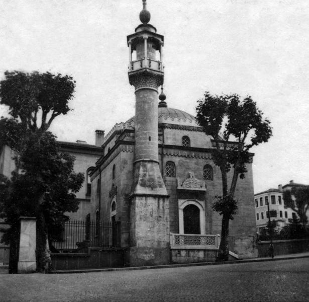 52 MİMARİ I İSTANBUL MİNARELERİ Nallı Mescid (Cağaloğlu) Vezneciler de Camcı Ali Camii nin minaresi istimlak edildiğinde, cami avlusunda camiye bitişik cami cemaati tarafından kerestelerden