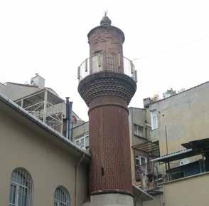 Daha sonraları Langa da Şahügeda Camii nin esas minaresi yıkık bulunduğundan cami duvarı üzerine yapılan uyduruk minare de harap olunca cami avlusuna, cemaat tarafından ahşap bodur bir minare