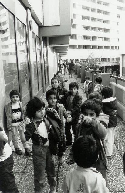 VAK - Çocuk Yuvalarýnýn Tarihi 85 çocuðun açýk havada oynayabilecekleri oyun yerleri yoktu. Skalitzer Str.'deki çocuklar için bir balkon bulunmaktaydý.