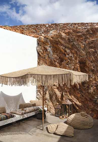 Güneş şemsiyeleri, kroşe el örgüsü puflar bu eve özel Atina daki Trezos ta yaptırılmış. Tasarımı Yunan sanatçı Pantelis Handris gerçekleştirmiş. DOĞAL MALZEMELER MODERN VE SADE TASARIMLARla BİR ARADA.