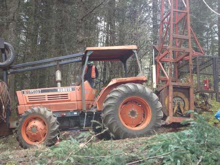 traktörün kuyruk mili vasıtasıyla traktörden almaktadır.