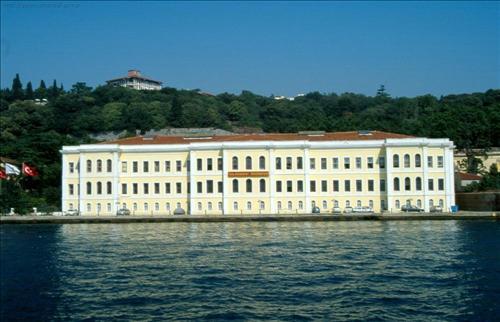 GALATASARAY ÜNİVERSİTESİ (Aldığı oy: 1) Ortaköy'de bulunan Galatasaray Üniversitesi'nin kampusu Boğaz'a nazır konumuyla en güzel manzaralı kampuslardan biri olmakla ünlü.