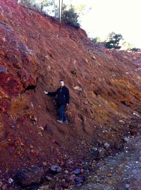 A) MASİF SÜLFİT YATAKLARI b) Kıbrıs Tip Yataklar: Merceğin yapısı ve mineralojik bileşim Normal bir sistemde üç ayrı zon. 1) oksitli zon, 2) masif cevher zonu, 3) silisli / ağsal cevher.