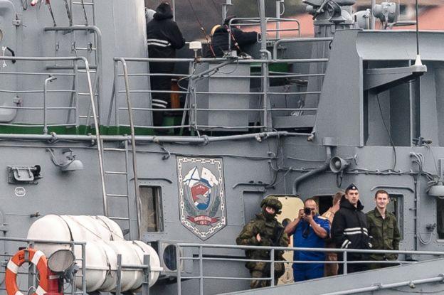 Filçenkov'un güvertesinde birileri de Yörük Işık'ın fotoğrafını çekiyordu Buna yanıt olarak NATO da, bölgedeki donanma varlığını artırdı.