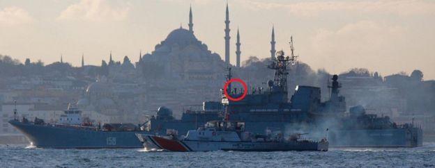 Işık. Aralık 2015'te çektiği ve dünyanın dört bir yanında retweet edilen en ünlü fotoğrafında Boğaz'dan geçen Rus gemisinin üzerinde omzunda roketle bir Rus askeri gözüküyordu.
