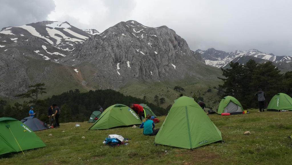 KAMP ALANI Çadırlar kurulup biraz nefeslendikten sonra 14:30 da kampçılık eğitiminde hava muhalefeti dolayısıyla üzerinden tam