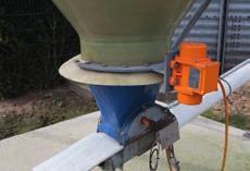 BridgeBuster basınçlı hava kullanır (çalışma basıncı: 1-2,5 bar) ve manuel ve otomatik olarak çalıştırılabilir. Yem silodan boşaltılırken, hava; havalandırma. Nozulu ile silo duvarı arasında akar.