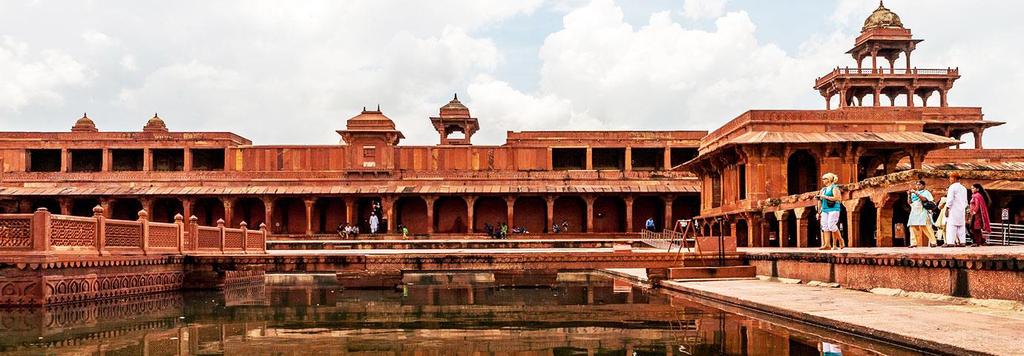 Şehirde göreceğimiz yerler arasında göl sarayı Jal Mahal, eski Jaipur un merkezinde yer alan, bahçe ve binaları ile çok geniş bir alanı kaplayan Şehir Sarayı ve Müzesi, on sekizinci yüzyılda yapılan