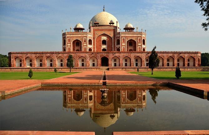 Eski Delhi on yedinci yüzyılda İmparator Şah Cihan tarafından yaptırılan kale surları içerisinde kalan bölümdür. Yeni Delhi ise 1920 li yıllarda İngilizler tarafından tasarlanmıştır.