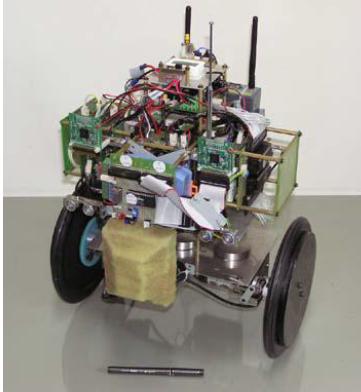 6 İki tekerlekli kendi kendini dengeleyebilen robotik sistemler literatürde; robotik mobil platformlar (Şekil 2.1.
