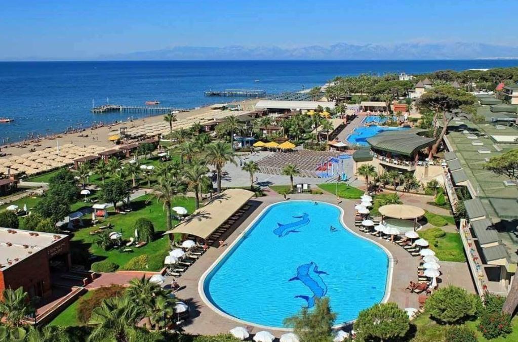 Maritim Pine Beach Resort Belek'te hizmet vermektedir. Denize sıfır konumda yer alan otel çam ve portakal ağaçlarının arasında 57.000 metrekarelik bir alan üzerine konumlanmıştır.