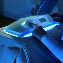 Fototerapi ışığında, terapiyi gerçekleştiren 20 mavi ışık ve izleme ya da mavi ışığı yumuşatmak için iki beyaz ışık bulunur.
