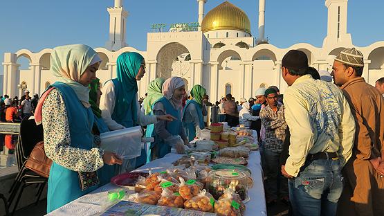 Kazakistan da Kurban Bayramı Sabah saatlerinde Nur Astana Camisi'ne akın eden kent sakinleri bayram namazını kıldı. Namazın ardından cami bahçesinde yemek ikramı yapıldı.