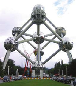 Belçika da 1958 y l nda demir atomunun kristal yap s n temsil eden bir bina yap lm flt r.