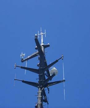 Uyduda haberleşme trafiği amacıyla kullanılan antenler fiziksel olarak en büyük ve en karmaşık yapıda olmalarına karşın, TT&C amacıyla kullanılan antenler genellikle boynuz (horn) türü ve küçük