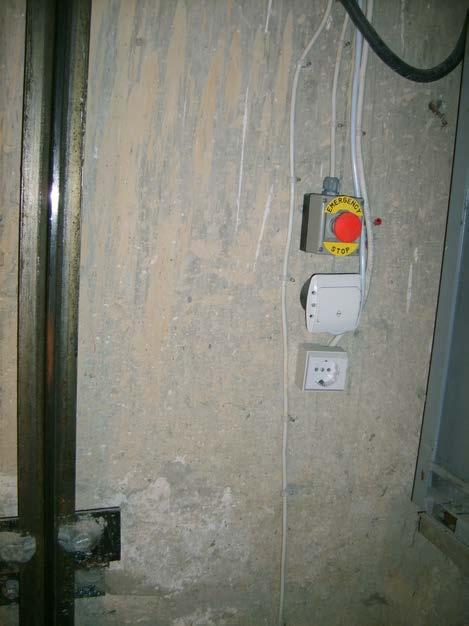 Eğer asansörün hareketli kenarının, bitişik asansörün hareketli kısmına (kabin veya