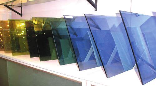 KAPLAMA CAMLAR AURA: Şişecam Float hattında camın bir yüzeyine LVC prosesiyle gümüş rengi yansıtmalı bir güneş kontrol kaplama yapılmak suretiyle üretilen AURA serisi, AURA (renksiz üzeri) camlardan