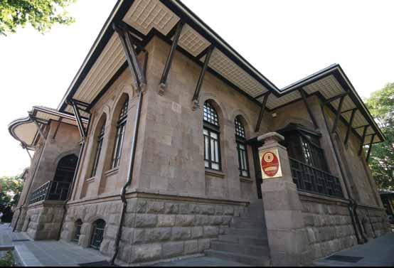 Mamak irin i Me lis inas. ra ya gelmesi istenir. Mebus seçimlerinin tamamlanmasından sonra Meclis in 23 Nisan 1920 tarihinde Ankara da açılmasına karar verilir.