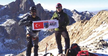 Üniversite yıllarımda aktif olarak dağcılık sporu ile ilgilendim ve Bilkent Üniversitesi Doğa Sporları Topluluğu nda başkanlık ve eğitmenlik yaptım.