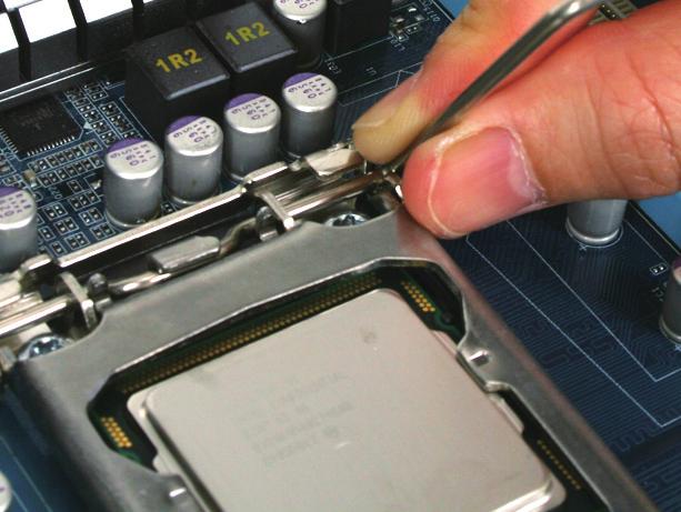 CPU nun bir no lu pin işaretini (üçgen) CPU yuvasının bir no lu pin köşesi ile hizalayın (ya da CPU