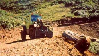 b. Orman Traktörleri ile Dağlık Arazilerde Bölmeden Çıkarma Şekli Eğimin % 50 yi aştığı dağlık alanlarda traktörlerin hareket ettiği imkanları kısıtlı olduğundan traktör bir orman yolunun veya