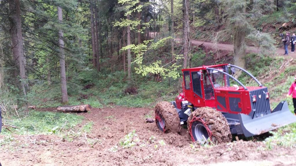 Ancak, daha güçlü olduklarından iş yapma kapasiteleri fazladır. MB Trac orman traktörü kendi orijinal kablosu ile en fazla 125 m. uzaklıktan orman ürününü çekebilir.