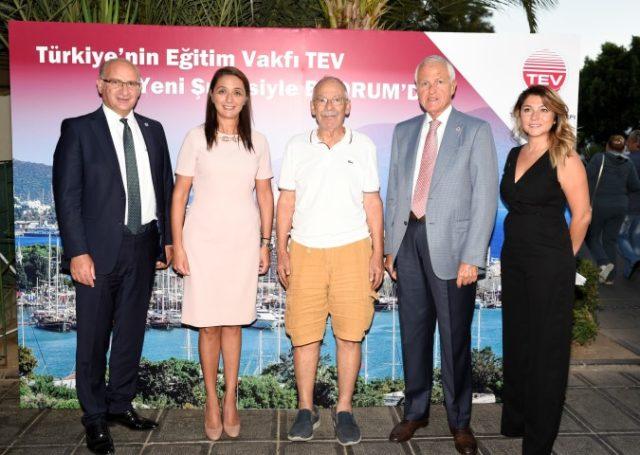 KIRÇİÇEKLERİ NDEN, DENİZİN KIZLARI NA BÜYÜK DESTEK Türkiye Hentbol Federasyonu tarafından düzenlenen 2017-2018 Hentbol sezonu kadınlar Türkiye Kupası C Grubu maçları Bodrum da geçtiğimiz gün başladı.