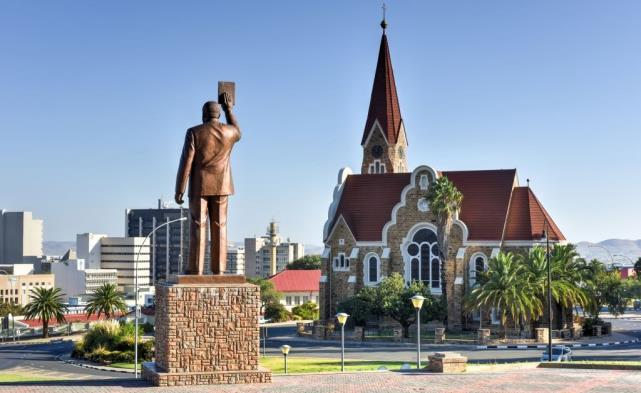Yerel saat ile 10:35 te Johannesburg a varıyor, kısa aktarma süresi sonrası Star Alliance üyesi South African Airlines ile 13:15 te Namibya nın başkenti Windhoek e gidiyorsunuz.