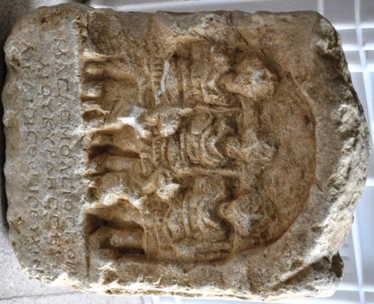 Antalya Müzesi nden Yeni Adak Yazıtları 255 landığı zikredilmektedir 54. Tanrıça, Opramoas yazıtında da yer almaktaydı 55. Taşın geliş yeri hakkında tahmin yürütmek zordur.